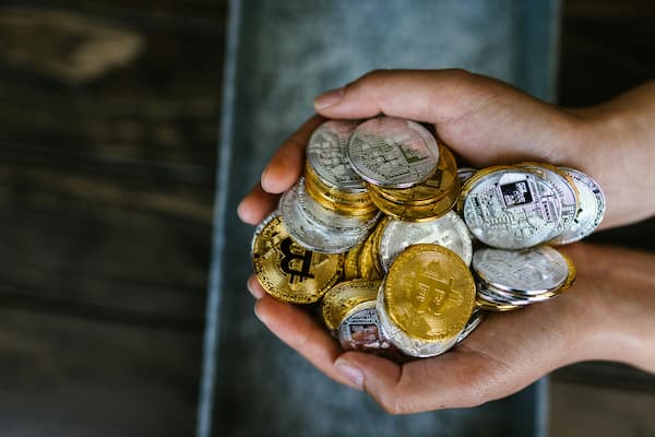  合成材料贵金属材料的区别是什么